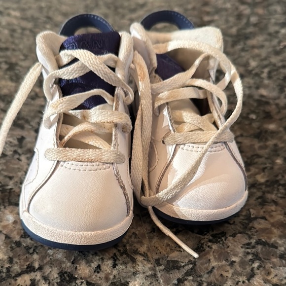 Jordan baby 6 EUC White and Blue Sneakers with Iconic Jumpman Logo - Picture 6 of 14